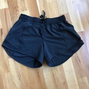 LULULEMON HOTTY HOT SHORT II LONG 4” Size 6